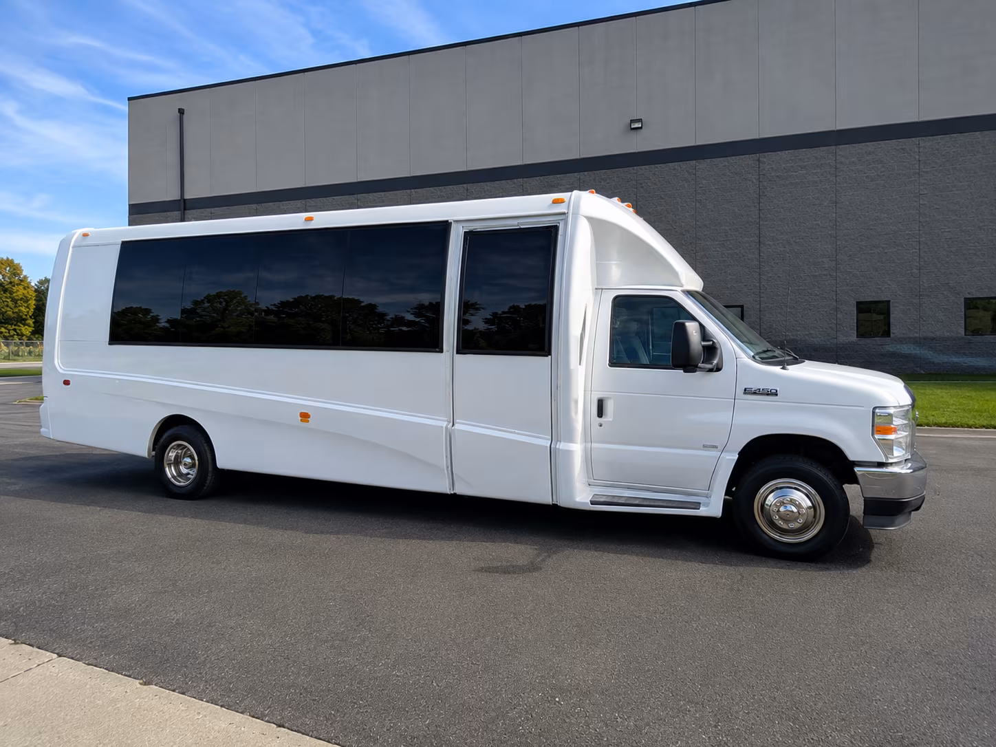 plan a seamless ashland shuttle for guests attending oregon shakespeare festival weddings